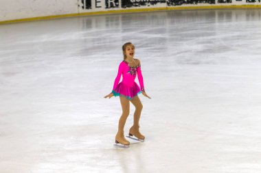 Odessa, Ukrayna-11 Nis 2019: küçük çocuklar stadyum buz arenada artistik buz pateni. Küçük kızlar paten yapmayı öğrenir. Artistik buz pateni Okulu. Genç patenci kapalı pistte tren. Genç spor kızlar