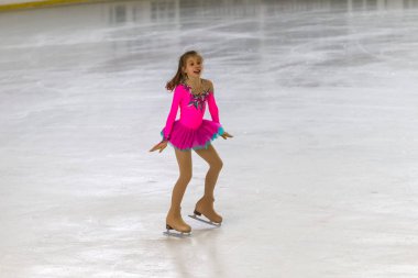 Odessa, Ukrayna-11 Nis 2019: küçük çocuklar stadyum buz arenada artistik buz pateni. Küçük kızlar paten yapmayı öğrenir. Artistik buz pateni Okulu. Genç patenci kapalı pistte tren. Genç spor kızlar