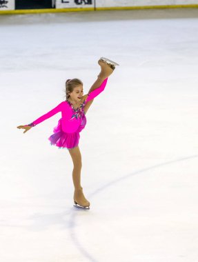 Odessa, Ukrayna-11 Nis 2019: küçük çocuklar stadyum buz arenada artistik buz pateni. Küçük kızlar paten yapmayı öğrenir. Artistik buz pateni Okulu. Genç patenci kapalı pistte tren. Genç spor kızlar