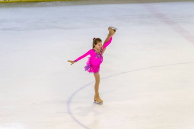 Odessa, Ukrayna-11 Nis 2019: küçük çocuklar stadyum buz arenada artistik buz pateni. Küçük kızlar paten yapmayı öğrenir. Artistik buz pateni Okulu. Genç patenci kapalı pistte tren. Genç spor kızlar