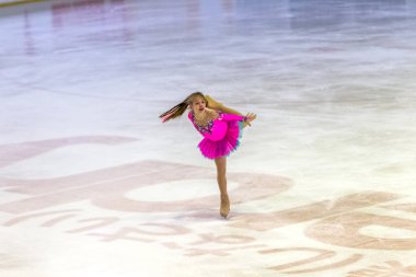 Odessa, Ukrayna-11 Nis 2019: küçük çocuklar stadyum buz arenada artistik buz pateni. Küçük kızlar paten yapmayı öğrenir. Artistik buz pateni Okulu. Genç patenci kapalı pistte tren. Genç spor kızlar