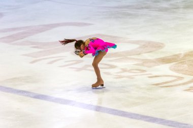 Odessa, Ukrayna-11 Nis 2019: küçük çocuklar stadyum buz arenada artistik buz pateni. Küçük kızlar paten yapmayı öğrenir. Artistik buz pateni Okulu. Genç patenci kapalı pistte tren. Genç spor kızlar