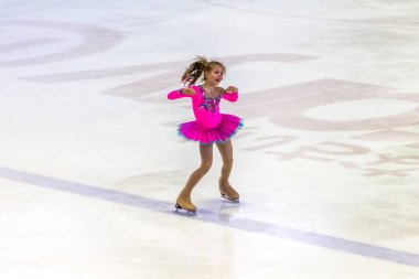 Odessa, Ukrayna-11 Nis 2019: küçük çocuklar stadyum buz arenada artistik buz pateni. Küçük kızlar paten yapmayı öğrenir. Artistik buz pateni Okulu. Genç patenci kapalı pistte tren. Genç spor kızlar