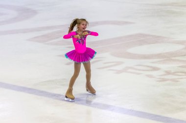 Odessa, Ukrayna-11 Nis 2019: küçük çocuklar stadyum buz arenada artistik buz pateni. Küçük kızlar paten yapmayı öğrenir. Artistik buz pateni Okulu. Genç patenci kapalı pistte tren. Genç spor kızlar