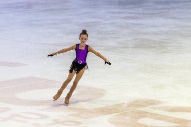 Odessa, Ukrayna-11 Nis 2019: küçük çocuklar stadyum buz arenada artistik buz pateni. Küçük kızlar paten yapmayı öğrenir. Artistik buz pateni Okulu. Genç patenci kapalı pistte tren. Genç spor kızlar