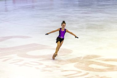 Odessa, Ukrayna-11 Nis 2019: küçük çocuklar stadyum buz arenada artistik buz pateni. Küçük kızlar paten yapmayı öğrenir. Artistik buz pateni Okulu. Genç patenci kapalı pistte tren. Genç spor kızlar
