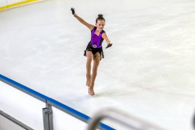 Odessa, Ukrayna-11 Nis 2019: küçük çocuklar stadyum buz arenada artistik buz pateni. Küçük kızlar paten yapmayı öğrenir. Artistik buz pateni Okulu. Genç patenci kapalı pistte tren. Genç spor kızlar