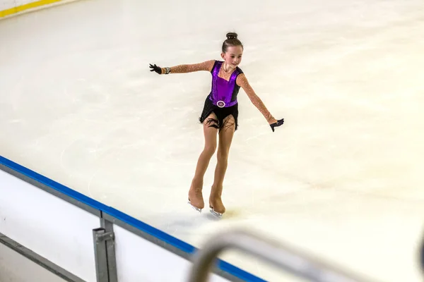 Odessa Ukraine Abr 2019 Crianças Pequenas Patinando Arena Gelo Estádio — Fotografia de Stock