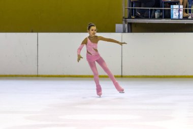 Odessa, Ukrayna-11 Nis 2019: küçük çocuklar stadyum buz arenada artistik buz pateni. Küçük kızlar paten yapmayı öğrenir. Artistik buz pateni Okulu. Genç patenci kapalı pistte tren. Genç spor kızlar