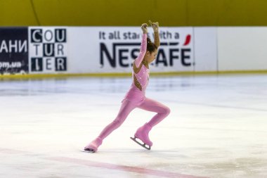 Odessa, Ukrayna-11 Nis 2019: küçük çocuklar stadyum buz arenada artistik buz pateni. Küçük kızlar paten yapmayı öğrenir. Artistik buz pateni Okulu. Genç patenci kapalı pistte tren. Genç spor kızlar