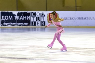 Odessa, Ukrayna-11 Nis 2019: küçük çocuklar stadyum buz arenada artistik buz pateni. Küçük kızlar paten yapmayı öğrenir. Artistik buz pateni Okulu. Genç patenci kapalı pistte tren. Genç spor kızlar