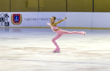 Odessa, Ukrayna-11 Nis 2019: küçük çocuklar stadyum buz arenada artistik buz pateni. Küçük kızlar paten yapmayı öğrenir. Artistik buz pateni Okulu. Genç patenci kapalı pistte tren. Genç spor kızlar