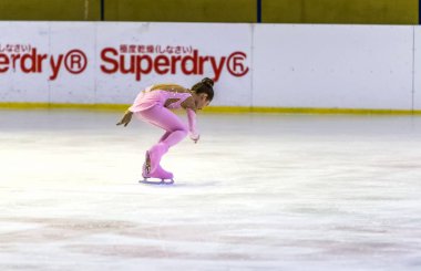 Odessa, Ukrayna-11 Nis 2019: küçük çocuklar stadyum buz arenada artistik buz pateni. Küçük kızlar paten yapmayı öğrenir. Artistik buz pateni Okulu. Genç patenci kapalı pistte tren. Genç spor kızlar