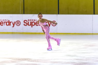 Odessa, Ukrayna-11 Nis 2019: küçük çocuklar stadyum buz arenada artistik buz pateni. Küçük kızlar paten yapmayı öğrenir. Artistik buz pateni Okulu. Genç patenci kapalı pistte tren. Genç spor kızlar