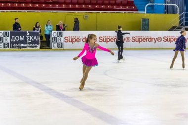 Odessa, Ukrayna-11 Nis 2019: küçük çocuklar stadyum buz arenada artistik buz pateni. Küçük kızlar paten yapmayı öğrenir. Artistik buz pateni Okulu. Genç patenci kapalı pistte tren. Genç spor kızlar