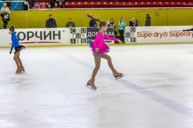 Odessa, Ukrayna-11 Nis 2019: küçük çocuklar stadyum buz arenada artistik buz pateni. Küçük kızlar paten yapmayı öğrenir. Artistik buz pateni Okulu. Genç patenci kapalı pistte tren. Genç spor kızlar