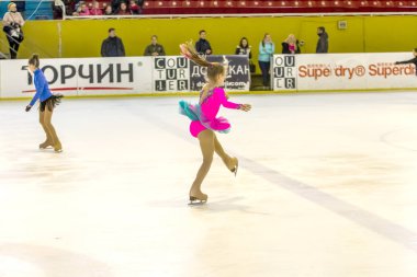 Odessa, Ukrayna-11 Nis 2019: küçük çocuklar stadyum buz arenada artistik buz pateni. Küçük kızlar paten yapmayı öğrenir. Artistik buz pateni Okulu. Genç patenci kapalı pistte tren. Genç spor kızlar