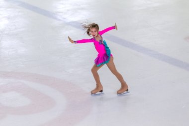 Odessa, Ukrayna-11 Nis 2019: küçük çocuklar stadyum buz arenada artistik buz pateni. Küçük kızlar paten yapmayı öğrenir. Artistik buz pateni Okulu. Genç patenci kapalı pistte tren. Genç spor kızlar