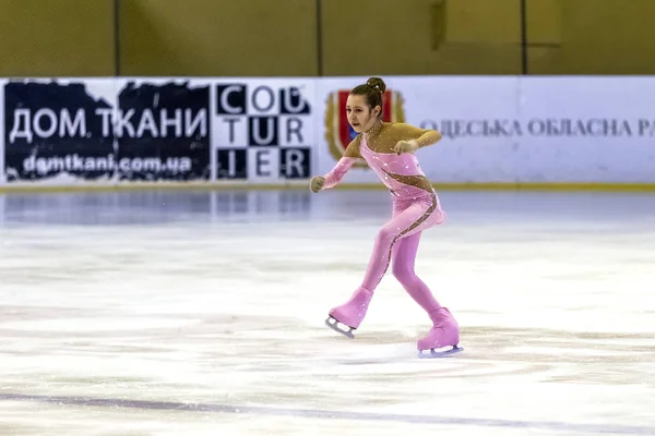 オデッサ ウクライナ 2019 若い子供たちは スタジアムのアイスアリーナでフィギュアスケート 少女はスケートを習います フィギュアスケートの学校 若いフィギュアスケーターがインドア リンクでトレーニング 若いスポーツの女の子 — ストック写真