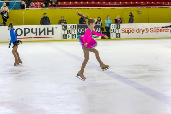 Odessa, Ukrayna-11 Nis 2019: küçük çocuklar stadyum buz arenada artistik buz pateni. Küçük kızlar paten yapmayı öğrenir. Artistik buz pateni Okulu. Genç patenci kapalı pistte tren. Genç spor kızlar