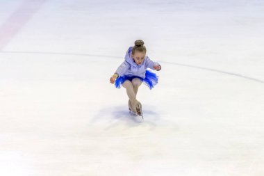 Odessa, Ukrayna-11 Nis 2019: küçük çocuklar stadyum buz arenada artistik buz pateni. Küçük kızlar paten yapmayı öğrenir. Artistik buz pateni Okulu. Genç patenci kapalı pistte tren. Genç spor kızlar