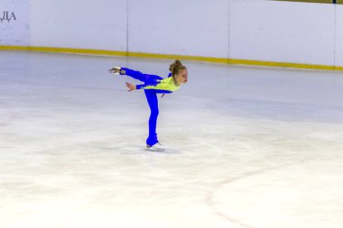 Odessa, Ukrayna-11 Nis 2019: küçük çocuklar stadyum buz arenada artistik buz pateni. Küçük kızlar paten yapmayı öğrenir. Artistik buz pateni Okulu. Genç patenci kapalı pistte tren. Genç spor kızlar