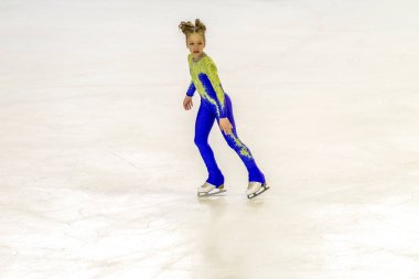 Odessa, Ukrayna-11 Nis 2019: küçük çocuklar stadyum buz arenada artistik buz pateni. Küçük kızlar paten yapmayı öğrenir. Artistik buz pateni Okulu. Genç patenci kapalı pistte tren. Genç spor kızlar