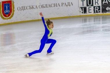 Odessa, Ukrayna-11 Nis 2019: küçük çocuklar stadyum buz arenada artistik buz pateni. Küçük kızlar paten yapmayı öğrenir. Artistik buz pateni Okulu. Genç patenci kapalı pistte tren. Genç spor kızlar