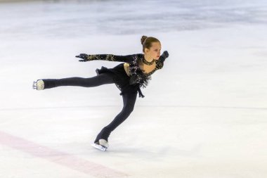 Odessa, Ukrayna-11 Nis 2019: küçük çocuklar stadyum buz arenada artistik buz pateni. Küçük kızlar paten yapmayı öğrenir. Artistik buz pateni Okulu. Genç patenci kapalı pistte tren. Genç spor kızlar