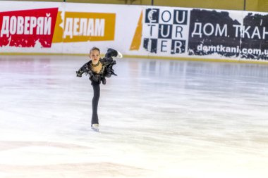 Odessa, Ukrayna-11 Nis 2019: küçük çocuklar stadyum buz arenada artistik buz pateni. Küçük kızlar paten yapmayı öğrenir. Artistik buz pateni Okulu. Genç patenci kapalı pistte tren. Genç spor kızlar