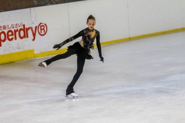 Odessa, Ukrayna-11 Nis 2019: küçük çocuklar stadyum buz arenada artistik buz pateni. Küçük kızlar paten yapmayı öğrenir. Artistik buz pateni Okulu. Genç patenci kapalı pistte tren. Genç spor kızlar