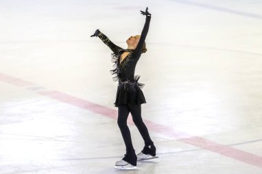 Odessa, Ukrayna-11 Nis 2019: küçük çocuklar stadyum buz arenada artistik buz pateni. Küçük kızlar paten yapmayı öğrenir. Artistik buz pateni Okulu. Genç patenci kapalı pistte tren. Genç spor kızlar