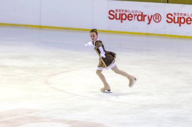 Odessa, Ukrayna-11 Nis 2019: küçük çocuklar stadyum buz arenada artistik buz pateni. Küçük kızlar paten yapmayı öğrenir. Artistik buz pateni Okulu. Genç patenci kapalı pistte tren. Genç spor kızlar