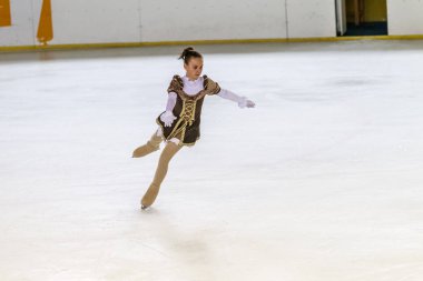 Odessa, Ukrayna-11 Nis 2019: küçük çocuklar stadyum buz arenada artistik buz pateni. Küçük kızlar paten yapmayı öğrenir. Artistik buz pateni Okulu. Genç patenci kapalı pistte tren. Genç spor kızlar