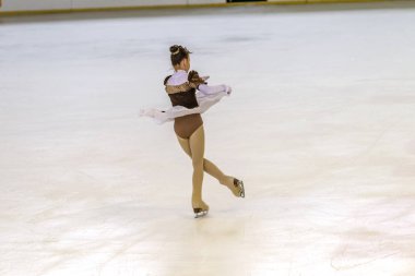 Odessa, Ukrayna-11 Nis 2019: küçük çocuklar stadyum buz arenada artistik buz pateni. Küçük kızlar paten yapmayı öğrenir. Artistik buz pateni Okulu. Genç patenci kapalı pistte tren. Genç spor kızlar