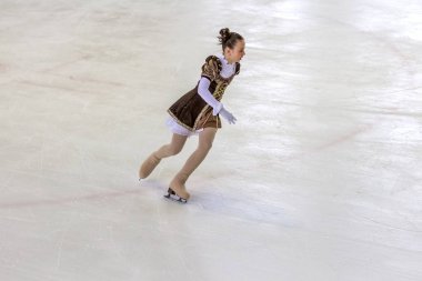 Odessa, Ukrayna-11 Nis 2019: küçük çocuklar stadyum buz arenada artistik buz pateni. Küçük kızlar paten yapmayı öğrenir. Artistik buz pateni Okulu. Genç patenci kapalı pistte tren. Genç spor kızlar