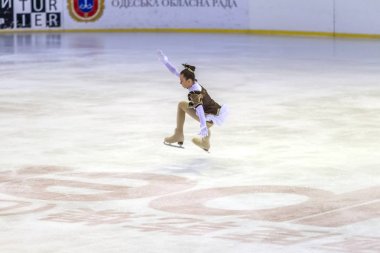Odessa, Ukrayna-11 Nis 2019: küçük çocuklar stadyum buz arenada artistik buz pateni. Küçük kızlar paten yapmayı öğrenir. Artistik buz pateni Okulu. Genç patenci kapalı pistte tren. Genç spor kızlar