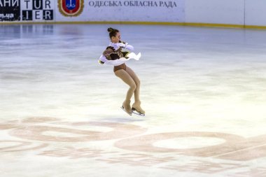 Odessa, Ukrayna-11 Nis 2019: küçük çocuklar stadyum buz arenada artistik buz pateni. Küçük kızlar paten yapmayı öğrenir. Artistik buz pateni Okulu. Genç patenci kapalı pistte tren. Genç spor kızlar