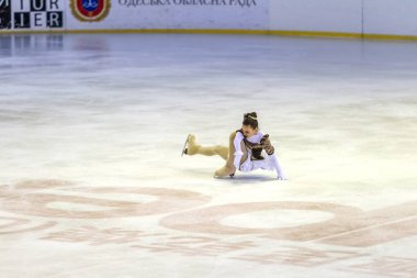 Odessa, Ukrayna-11 Nis 2019: küçük çocuklar stadyum buz arenada artistik buz pateni. Küçük kızlar paten yapmayı öğrenir. Artistik buz pateni Okulu. Genç patenci kapalı pistte tren. Genç spor kızlar