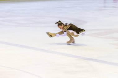 Odessa, Ukrayna-11 Nis 2019: küçük çocuklar stadyum buz arenada artistik buz pateni. Küçük kızlar paten yapmayı öğrenir. Artistik buz pateni Okulu. Genç patenci kapalı pistte tren. Genç spor kızlar