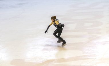 Odessa, Ukrayna-11 Nis 2019: küçük çocuklar stadyum buz arenada artistik buz pateni. Küçük kızlar paten yapmayı öğrenir. Artistik buz pateni Okulu. Genç patenci kapalı pistte tren. Genç spor kızlar