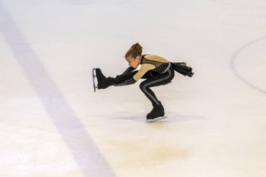 Odessa, Ukrayna-11 Nis 2019: küçük çocuklar stadyum buz arenada artistik buz pateni. Küçük kızlar paten yapmayı öğrenir. Artistik buz pateni Okulu. Genç patenci kapalı pistte tren. Genç spor kızlar