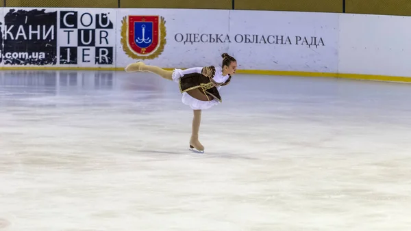 乌克兰奥德萨 2019年4月11日 幼儿在体育场的冰上溜冰 小女孩学滑冰 花样滑冰学校 年轻的花样滑冰运动员在室内溜冰场训练 年轻的体育女孩 — 图库照片