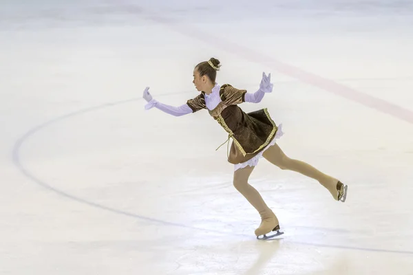 오데사 우크라이나 2019 경기장의 아이스 아레나에 스케이팅 소녀는 스케이트를 배웁니다 — 스톡 사진