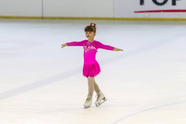 Odessa, Ukrayna-11 Nis 2019: küçük çocuklar stadyum buz arenada artistik buz pateni. Küçük kızlar paten yapmayı öğrenir. Artistik buz pateni Okulu. Genç patenci kapalı pistte tren. Genç spor kızlar