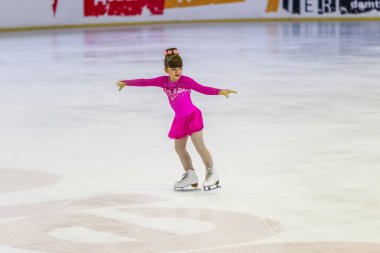 Odessa, Ukrayna-11 Nis 2019: küçük çocuklar stadyum buz arenada artistik buz pateni. Küçük kızlar paten yapmayı öğrenir. Artistik buz pateni Okulu. Genç patenci kapalı pistte tren. Genç spor kızlar