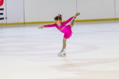 Odessa, Ukrayna-11 Nis 2019: küçük çocuklar stadyum buz arenada artistik buz pateni. Küçük kızlar paten yapmayı öğrenir. Artistik buz pateni Okulu. Genç patenci kapalı pistte tren. Genç spor kızlar