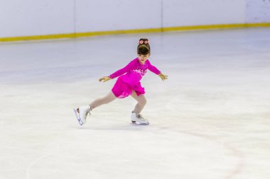 Odessa, Ukrayna-11 Nis 2019: küçük çocuklar stadyum buz arenada artistik buz pateni. Küçük kızlar paten yapmayı öğrenir. Artistik buz pateni Okulu. Genç patenci kapalı pistte tren. Genç spor kızlar