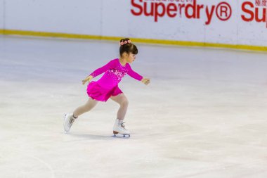 Odessa, Ukrayna-11 Nis 2019: küçük çocuklar stadyum buz arenada artistik buz pateni. Küçük kızlar paten yapmayı öğrenir. Artistik buz pateni Okulu. Genç patenci kapalı pistte tren. Genç spor kızlar