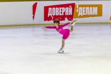 Odessa, Ukrayna-11 Nis 2019: küçük çocuklar stadyum buz arenada artistik buz pateni. Küçük kızlar paten yapmayı öğrenir. Artistik buz pateni Okulu. Genç patenci kapalı pistte tren. Genç spor kızlar